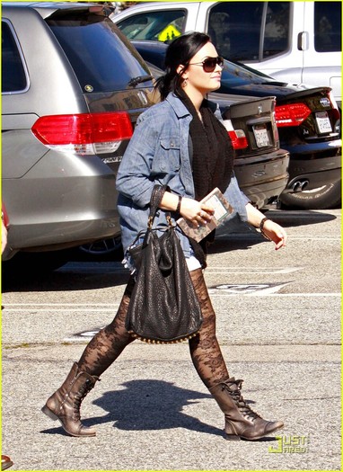 YQgbh - Demi out shopping march