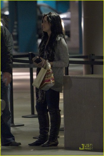 demilovatocheesecakefactory01 - Demi at the Cheesecake Factory