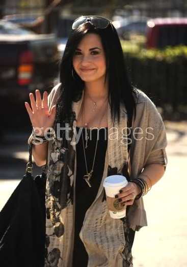 3499gs8 - demi lovato waving 2 u