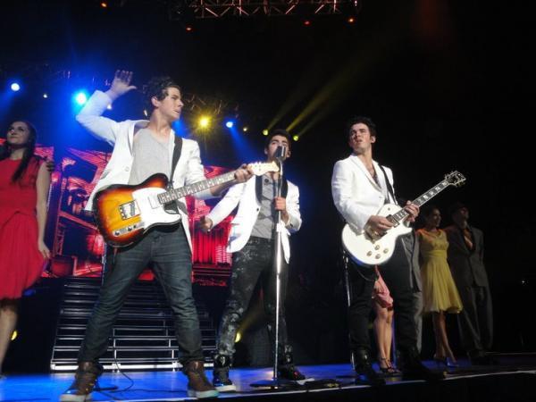 AYw3G - Demi and Jonas Puerto Rico