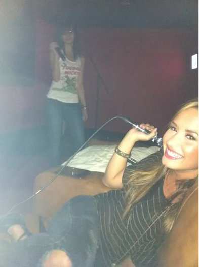 23jg8y - Demi was doing Karaoke with her friends