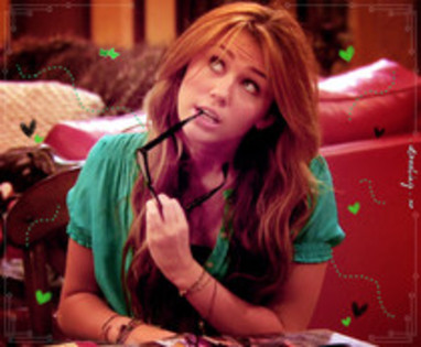 Alex  e mult mai distractiv  sa stai si sa mananci in fata  televizorului  popcorn