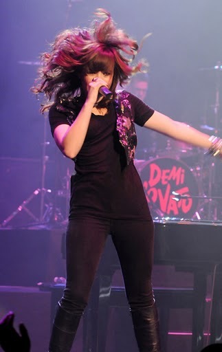 demi-lovato-stage-1288-8