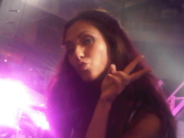 Ensayos, Chat y Entrevistas en Miami (Anahi les envia besitos desde el escenario)