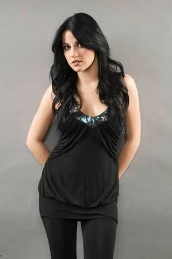 maite perroni en negro