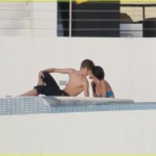 Selena Gomez & Justin Bieber Kissing 01 - Despre Selena Gomez