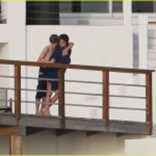 Selena Gomez & Justin Bieber Kissing 04