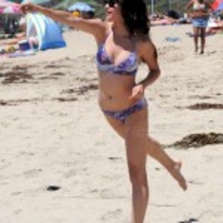 Selena Gomez Bikini 01 - Despre Selena Gomez
