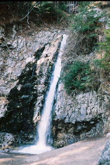 Cascada Urlatoare - 3 MONUMENTE DIVERSE