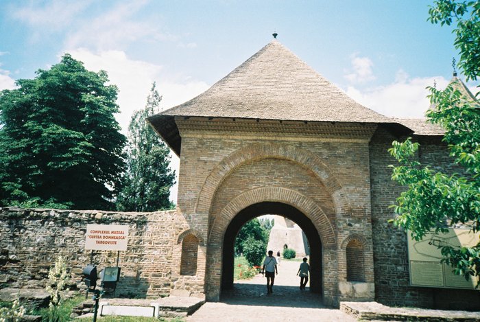 Curtea Domneasca Targoviste - 3 MONUMENTE DIVERSE