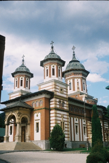 Manastirea Sinaia - 3 MONUMENTE DIVERSE