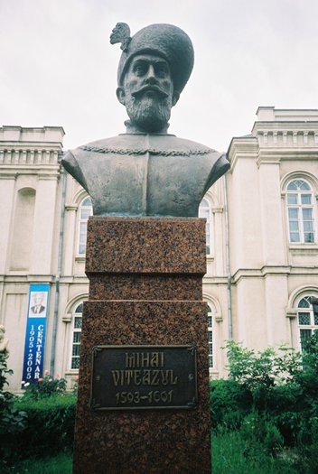 Mihai Viteazul - 3 MONUMENTE DIVERSE