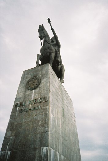 Mihai Viteazul 1 - 3 MONUMENTE DIVERSE