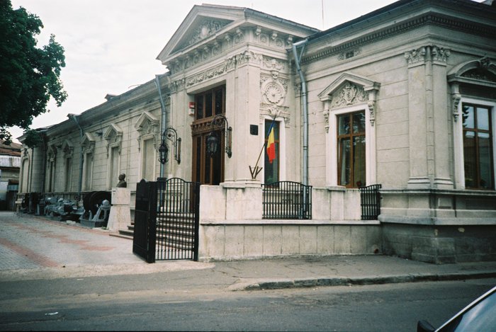 Muzeul Petrolului Ploiesti - 3 MONUMENTE DIVERSE