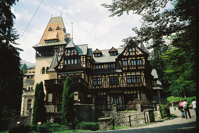 Pelisor5 - 3 MONUMENTE DIVERSE