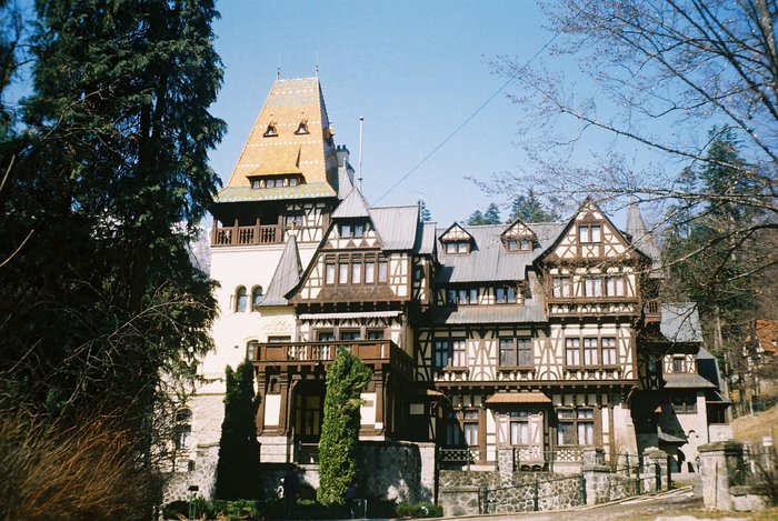 Pelisor 4 - 3 MONUMENTE DIVERSE