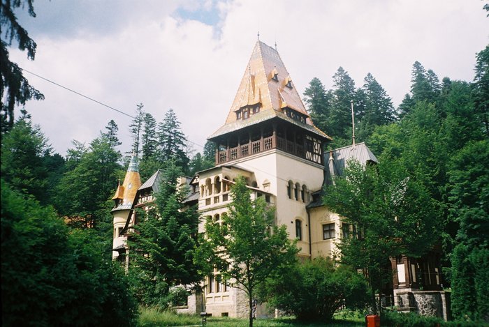 Pelisor 5 - 3 MONUMENTE DIVERSE