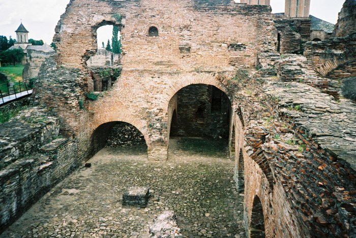 Ruinele Palatului lui Mircea cel Batran 1