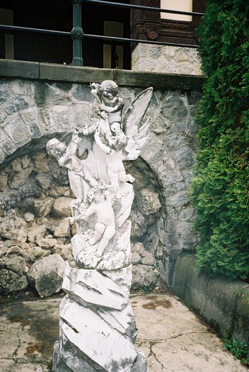 Statuie Pelisor - 3 MONUMENTE DIVERSE