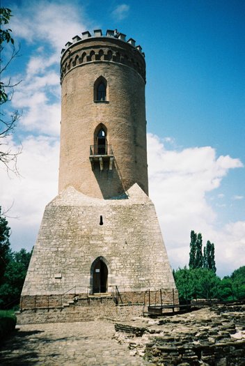 Turnul Chindiei - 3 MONUMENTE DIVERSE