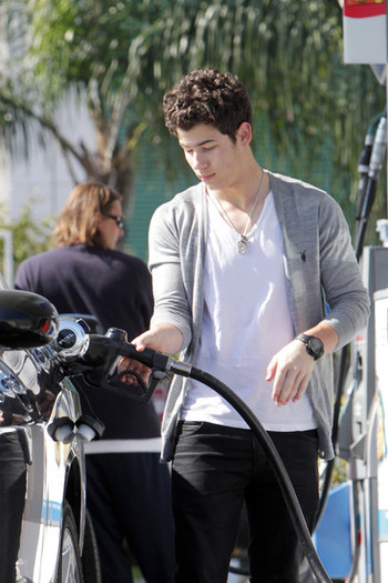 Nick+Jonas+Nick+Jonas+Refuels+6iFkgh4L5GTl