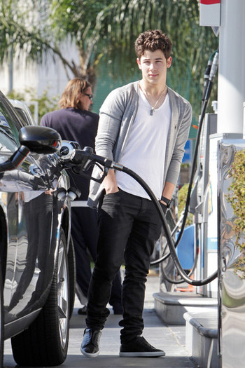 Nick+Jonas+Nick+Jonas+Refuels+lxDuilLgAeel - nick jonas