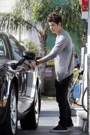 Nick+Jonas+Nick+Jonas+Refuels+NPhtx1qQM-tl