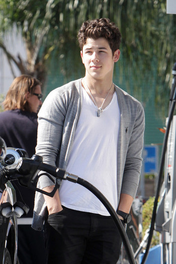 Nick+Jonas+Nick+Jonas+Refuels+OoKs5OIu2Mfl - nick jonas