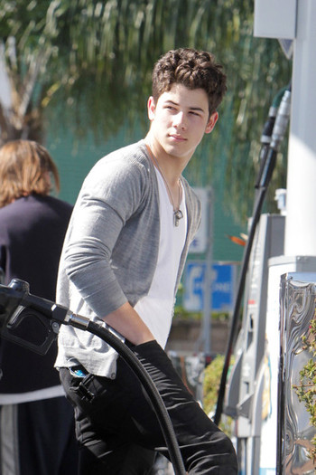 Nick+Jonas+Nick+Jonas+Refuels+ZQLLy9AiNhRl