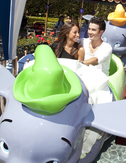 Kevin+Jonas+Kevin+Jonas+Visits+Disneyland+KkvHNVVCRvJl - kevin jonas