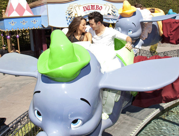 Kevin+Jonas+Kevin+Jonas+Visits+Disneyland+Kz-vGnzuWgFl - kevin jonas