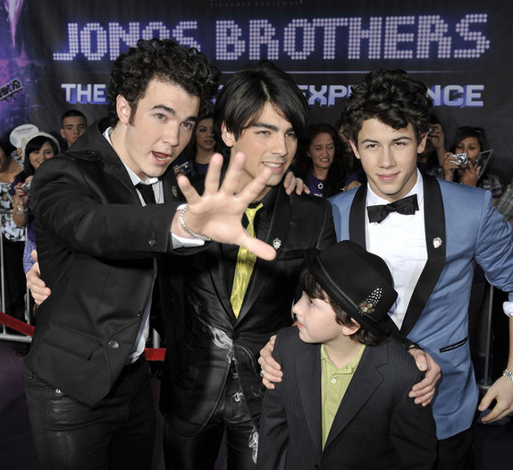 Joe+Jonas+Walt+Disney+Pictures+Jonas+Brothers+G6kOrDDelU2l