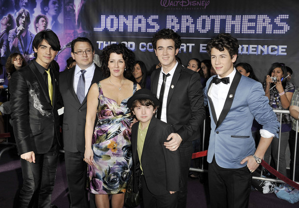 Joe+Jonas+Walt+Disney+Pictures+Jonas+Brothers+JtiVsqIyugNl - Walt Disney Pictures Jonas Brothers The 3D Concert Experience 2