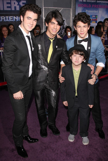 Joe+Jonas+Walt+Disney+Pictures+Jonas+Brothers+OSYUkQBnhoel