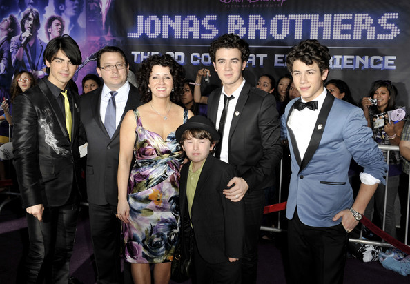 Joe+Jonas+Walt+Disney+Pictures+Jonas+Brothers+xr2_TtqGnzxl - Walt Disney Pictures Jonas Brothers The 3D Concert Experience 2