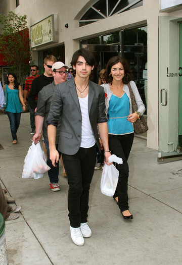 Joe+Jonas+Joe+Jonas+Camilla+Belle+Bon+Apetite+m-PGLveqL0rl - Joe Jonas and Camilla Belle at Bon Apetite