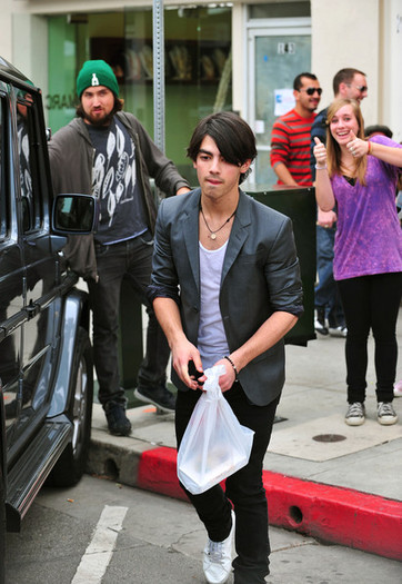 Joe+Jonas+Joe+Jonas+Camilla+Belle+Bon+Apetite+uVRbsbeMTDpl