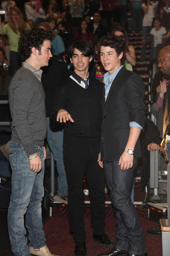 Joe+Jonas+Jonas+Brothers+Announce+Surprise+JGkDjWqk0P9l - Jonas Brothers Announce Surprise Theater Invasions