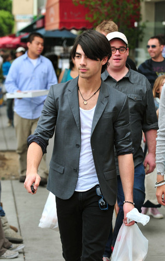 Joe+Jonas+Joe+Jonas+Camilla+Belle+Bon+Apetite+QNQThCL8J-Dl - FoR U JoE JoNaS 4