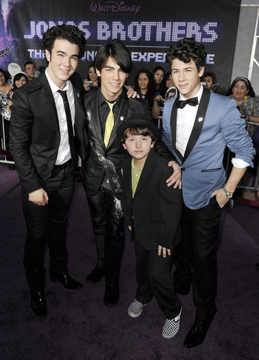 Joe+Jonas+Walt+Disney+Pictures+Jonas+Brothers+63GI6LmEKApl