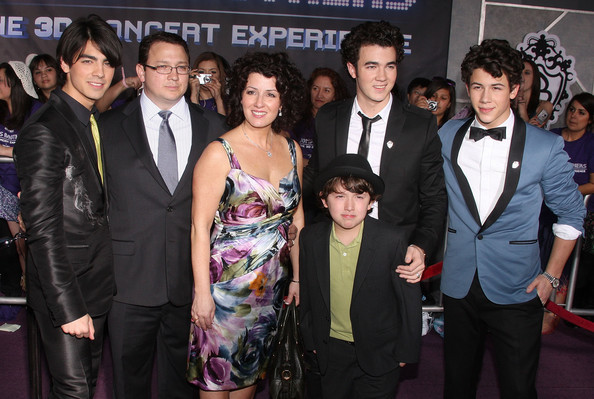 Joe+Jonas+Walt+Disney+Pictures+Jonas+Brothers+iWu2EBi2TzMl - FoR U JoE JoNaS 4