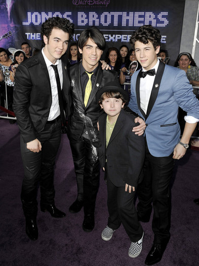 Joe+Jonas+Walt+Disney+Pictures+Jonas+Brothers+usQSjM-jmOVl