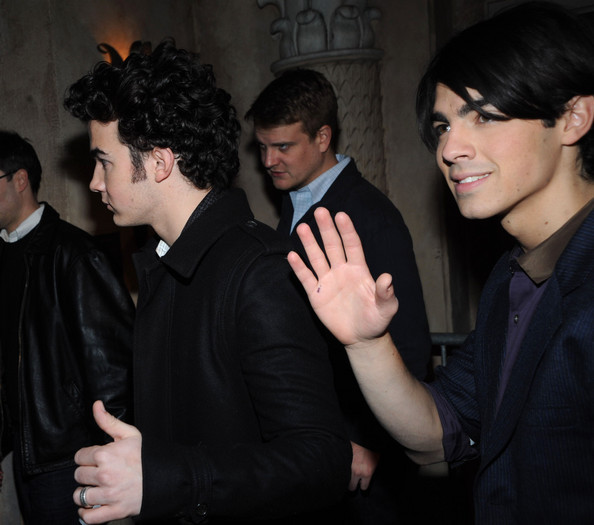Joe+Jonas+Jonas+Brothers+Unveil+Their+Wax+ANdo2LJeEiWl - Jonas Brothers Unveil Their Wax Figures At Madame Tussauds - Outside