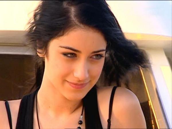 Hazal_Kaya_1239364859_1