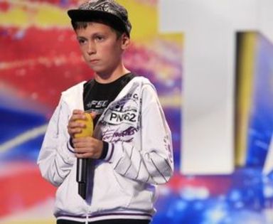 costache-cosmin-a-ajuns-sa-faca-beatbox-dupa-ce-a-vizionat-pe-internet-diverse-filmulete-video_size1