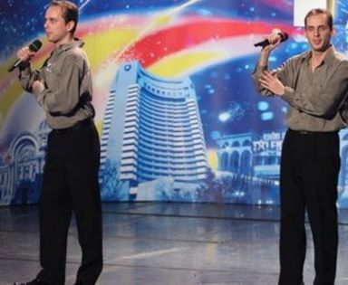 gemenii-paul-si-virgil-paunescu-isi-pacaleau-profesorii-la-scoala-raspunzand-unul-in-locul-celuilat_