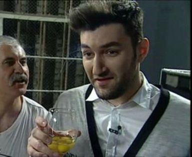pavel-bartos-il-provoaca-pe-smiley-sa-bea-oua-de-prepelita-video_1_size1