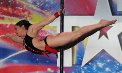 romanii-au-talent-povestea-gimnastei-care-nu-cunoaste-legile-gravitatiei_size1 - 00 Romanii au Talent 00