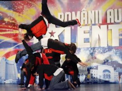 trupa-frequency-a-prezentat-un-breackdance-uimitor_size1 - 00 Romanii au Talent 00