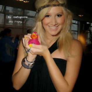  - Ashley Tisdale Glitarry